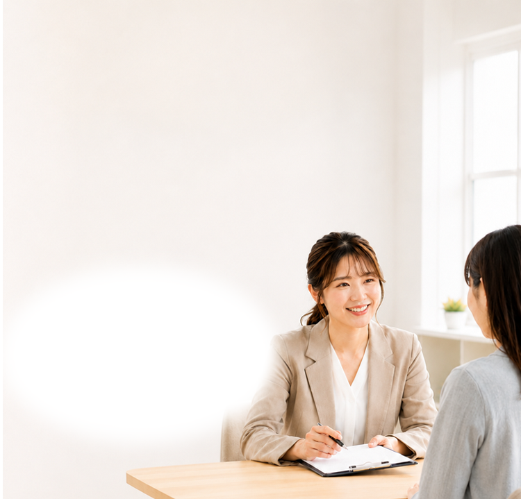 笑顔で相談に応じる相談員