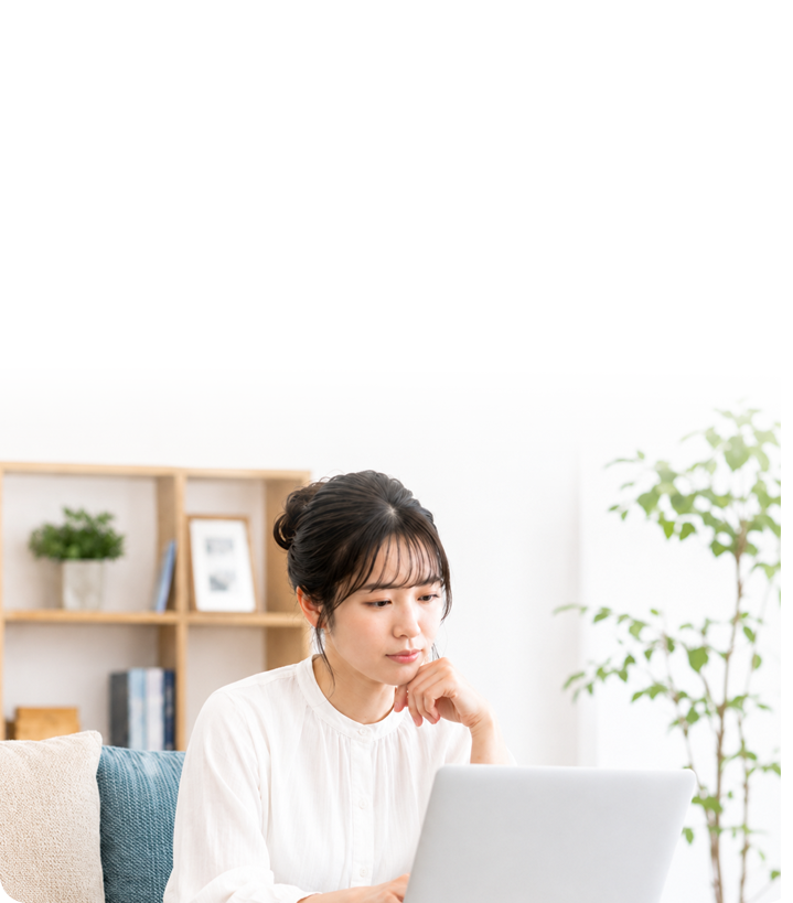 パソコンで探偵社を探す女性